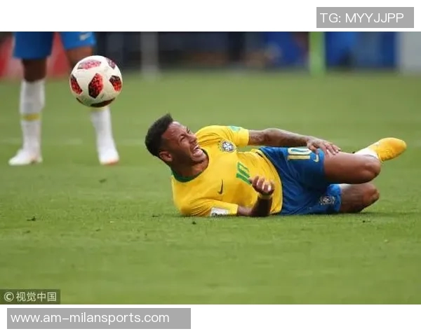 内马尔遭遇无接触拉伤痛苦倒地队医紧急救治后顽强回归赛场